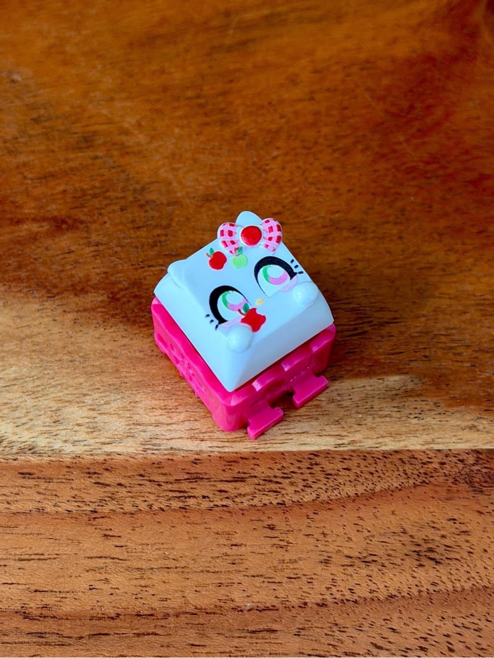 Clickeez Series 1 Hello Kitty and Friends Fruity Picnic APPLEKITTY!!